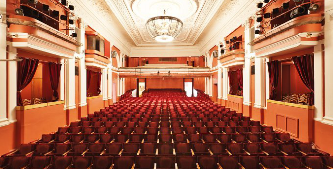 Театр на Бронной пообещал подарить не менее 300 билетов вакцинированным москвичам