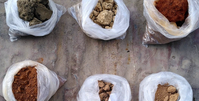 В Москве проходит выставка, на которой посетителям предлагают поесть земли