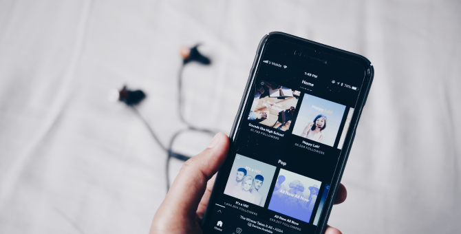 Spotify рассказал, какие песни россияне чаще всего слушали в новогоднюю ночь
