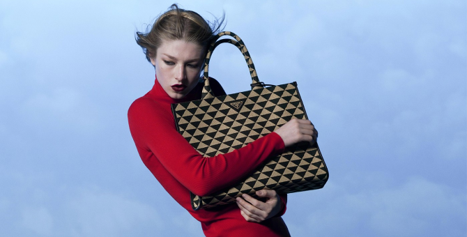 Хантер Шафер снялась в кампании новой сумки Prada Symbole