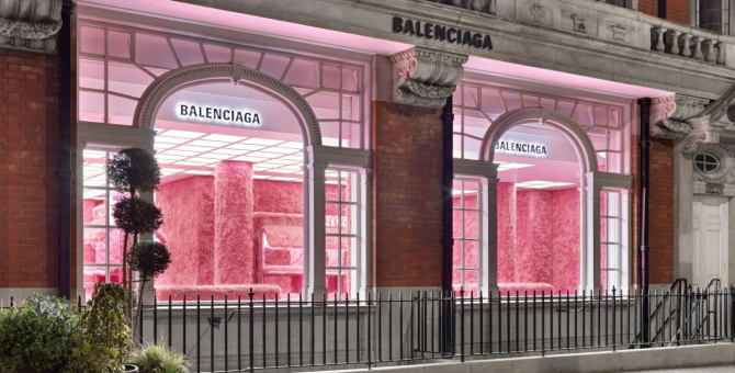 Balenciaga декорировал бутик на лондонской Mount Street розовым мехом