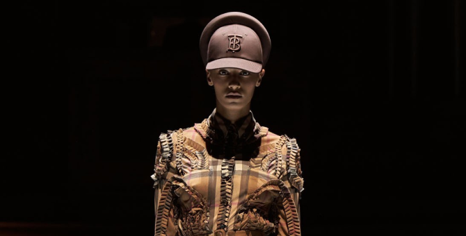 Burberry отменил показ новой коллекции из-за смерти Елизаветы II