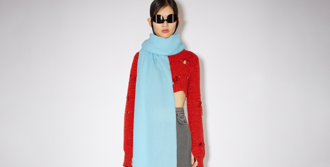 Acne Studios запустил рождественскую услугу персонализации шарфов