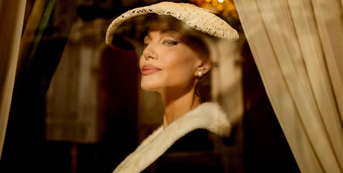 В сети появились первые кадры с Анджелиной Джоли в роли оперной певицы Марии Каллас