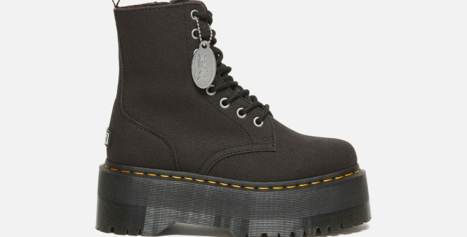 X-Girl и Dr. Martens представили ботинки на платформе и сандалии