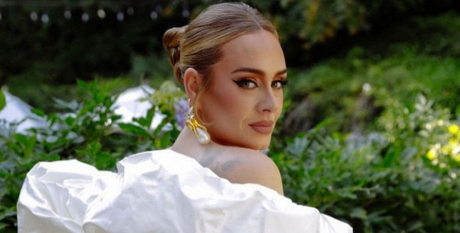 Адель выиграла три главные награды премии Brit Awards