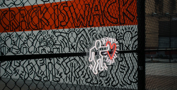 Yellowpop создала коллекцию неоновых вывесок с работами Кита Харинга