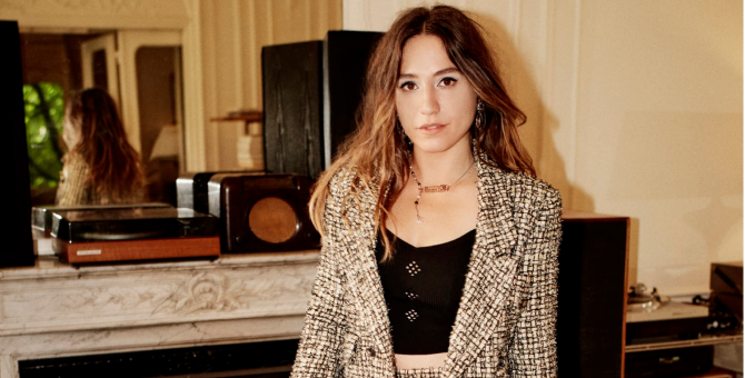 В новой кампании Chanel снялась певица Изиа Ижлен