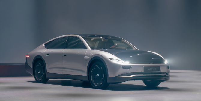 Нидерландская компания представила электромобиль, работающий на солнечных батареях