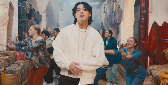 Чонгук из BTS путешествует по Катару в клипе «Dreamers»