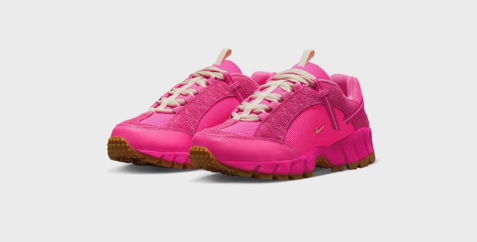 Jacquemus показал кроссовки из коллаборации с Nike в ярко-розовом оттенке
