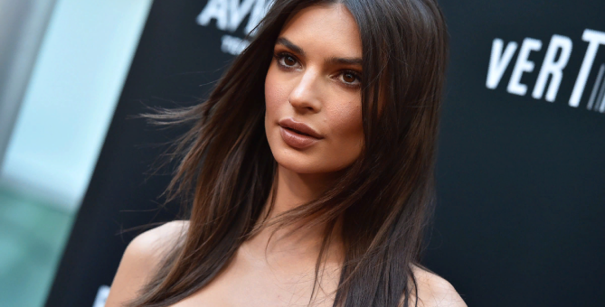 Эмили Ратаковски поделилась снимками, сделанными во время родов