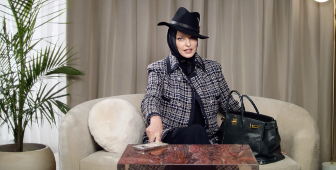 Линда Евангелиста рассказала Vogue, что находится в ее сумке