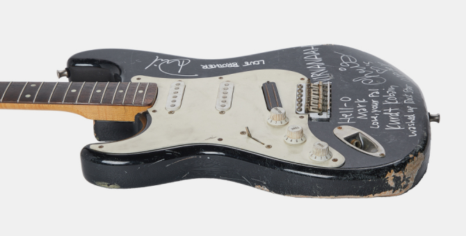 Разбитая гитара Курта Кобейна была продана на аукционе за 600 тысяч долларов