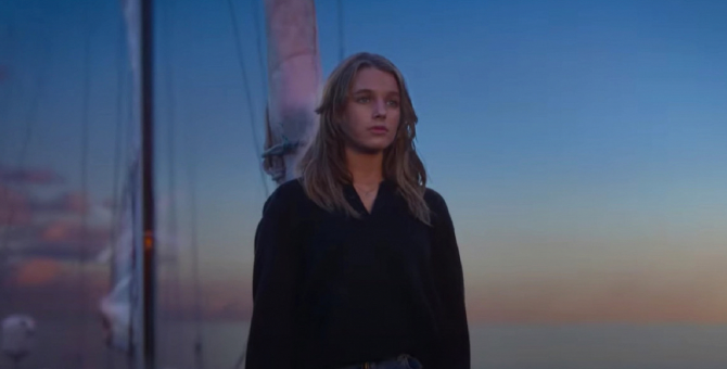 Netflix показал трейлер байопика о юной мореплавательнице Джессике Уотсон «Настоящий дух»