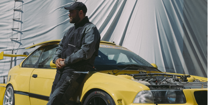 Гоночные автомобили и горящие мотоциклы: Jeembo представил клип на трек «0000000»