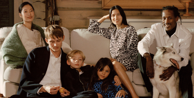 Arket посвятил праздничную коллекцию теплым отношениям с семьей