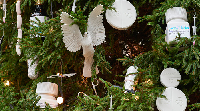 Рождество вокруг нас: Дэмиен Херст украсил елку