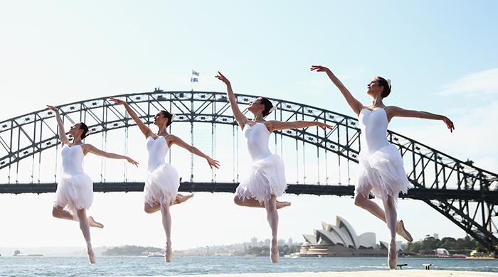 Австралийские балерины позируют перед началом \"Лебединого озера\"