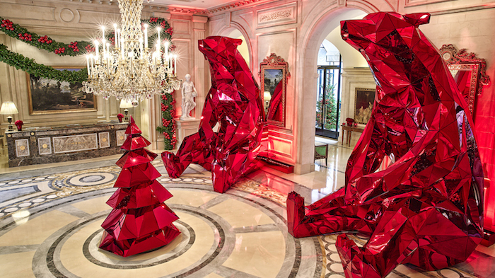 Лесные звери в рождественских декорациях Four Seasons Hotel George V