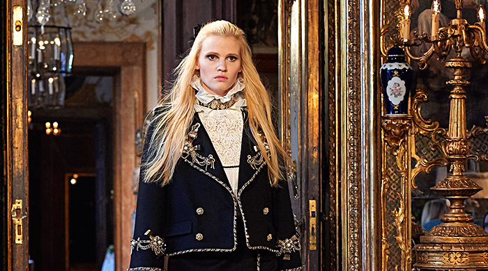 Обзор Buro 24/7: показ Chanel Métiers d'Art в Зальцбурге