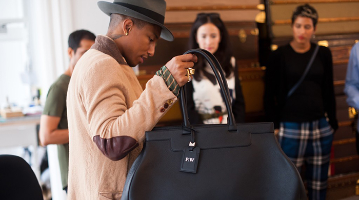 Фаррелл Уильямс сделал сумки с игрушечными паровозиками