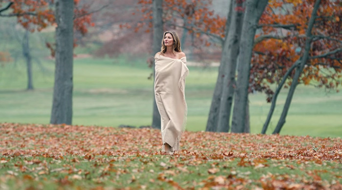 В гармонии с природой: Жизель Бундхен снялась в мини-фильмах Chanel