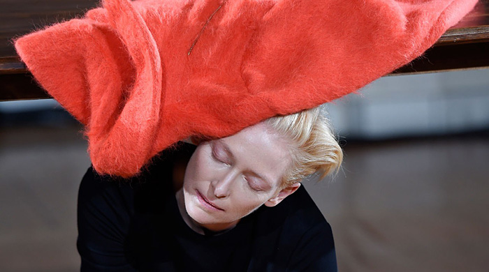 Тильда Суинтон выпустит книгу о себе и перформансах Оливье Сайяра