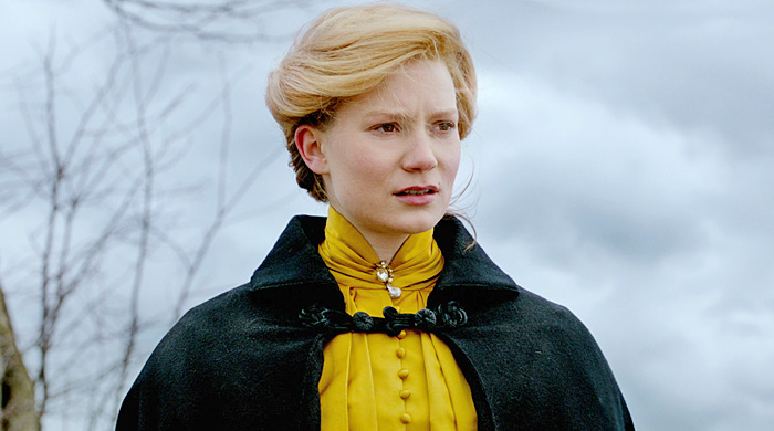 Миа Васиковска о съемках в \"Багровом пике\", призраках и поведении мужчин на площадке