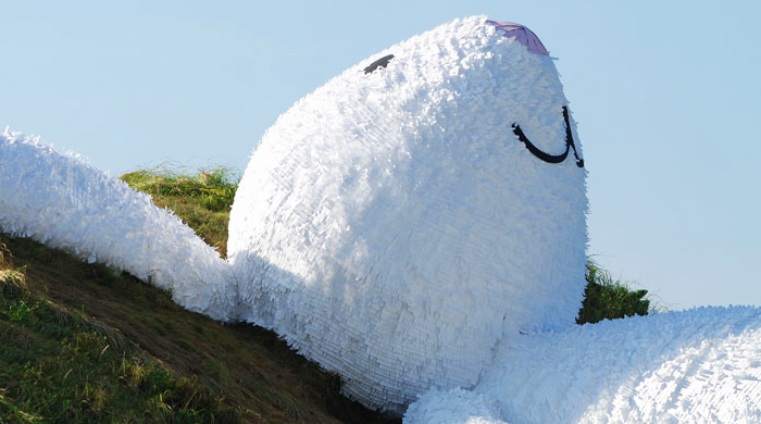Исполинский арт-кролик созерцает небо над Тайванем