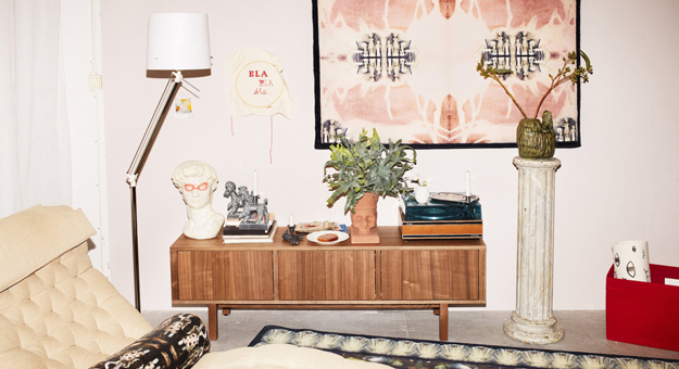 IKEA выпустила вазы-черепа и ковры-калейдоскопы вместе с шведским художником