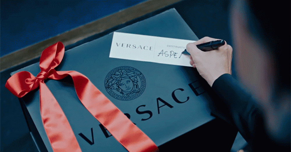 Рождественская фабрика подарков в новом видео Versace
