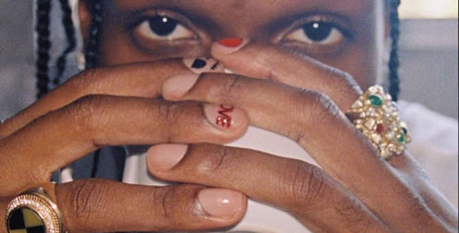 Дерзкие надписи и языки пламени: какой нейл-арт носят рэперы