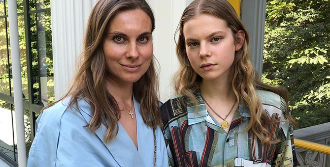 «Было страшно даже взглянуть на тот полуторакилометровый подиум»: мамы моделей вспоминают волнительные моменты в карьере дочерей