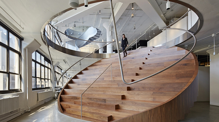 \"Лестница-монета\" в офисе рекламного агентства Wieden+Kennedy