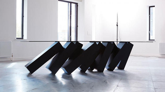 \"Падающий\" стол Megalith от Duffy London