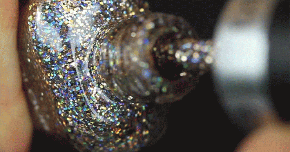 Как на самом деле нужно красить ногти лаком с блестками