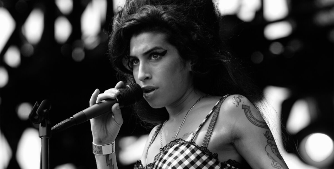 Группа, работавшая с Эми Уайнхаус, проведет концерт в честь 40-летия певицы