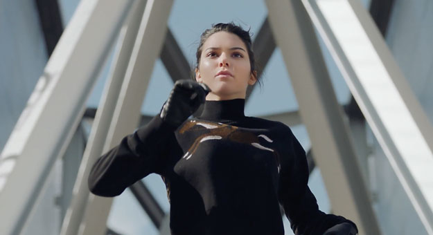 Кендалл Дженнер бежит по утреннему Парижу в новом видео Longchamp