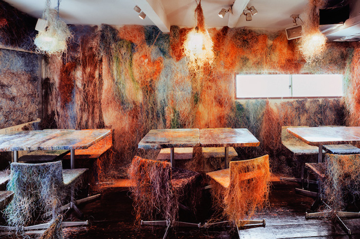 Кенго Кума оформил бар в Японии цветными проводами