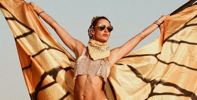 Что носили модели, актрисы и музыканты на фестивале Burning Man прошлых лет