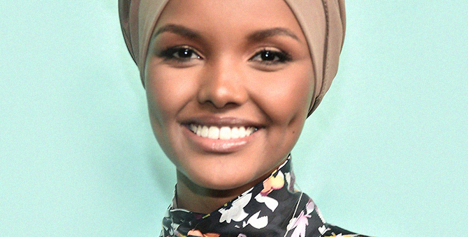 Халима Аден снялась в хиджабе и буркини для пляжного номера Sports Illustrated