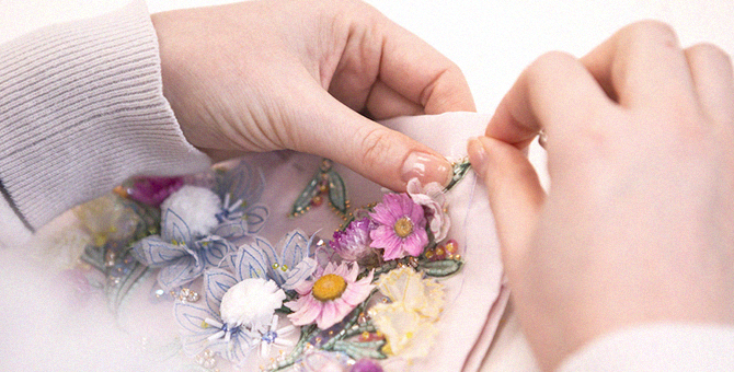 Живые цветы и фата в виде росы: как создавалась коллекция Chanel Haute Couture