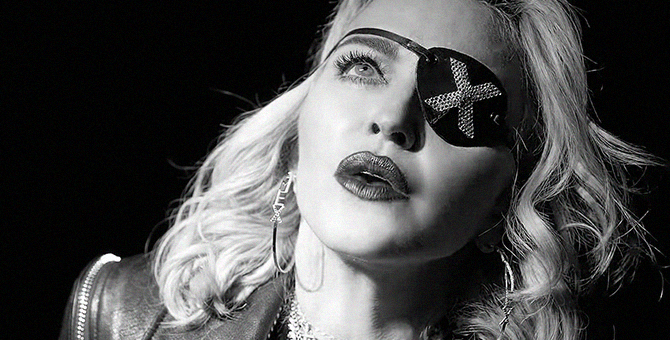 Мадонна пускает голубей с крыши в видео на песню «Crave»