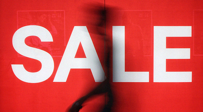 Более половины жителей России покупают товары только со скидками