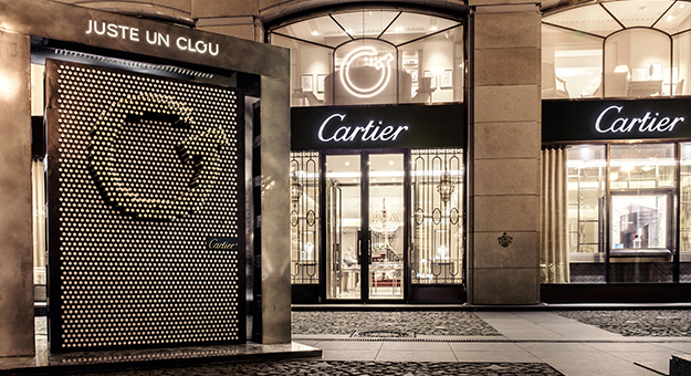 Напротив бутика Cartier на Петровке установили огромный гвоздь
