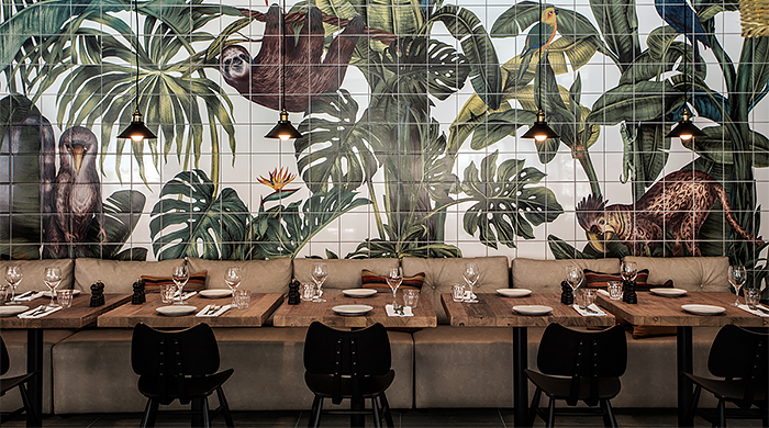 Иллюстратор Карина Эйбатова украсила греческий отель