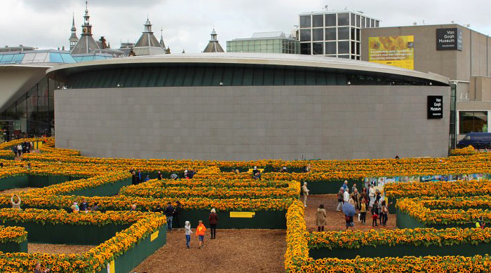 Музей Ван Гога в Амстердаме обзавелся новой постройкой и лабиринтом из подсолнухов