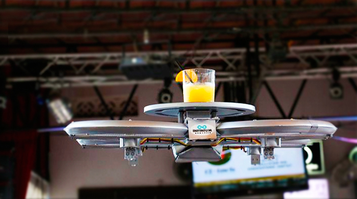 В Сингапуре начали использовать дроны в качестве официантов