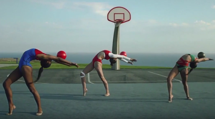 Что не можно глаз отвесть: арт-видео с гимнастками